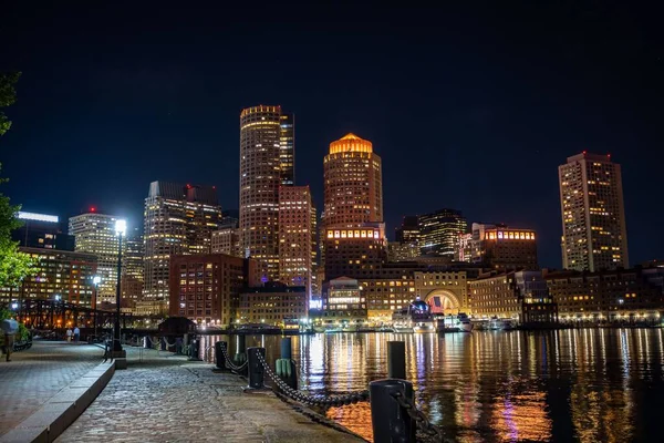 一个美丽的夜晚来自海港区的波士顿城市风景 — 图库照片
