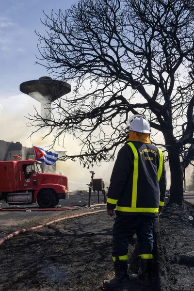 Πυροσβέστης Που Αντιμετωπίζει Πυρκαγιά Μεγάλης Κλίμακας Στη Βάση Υπερτάνκερ Στο — Φωτογραφία Αρχείου