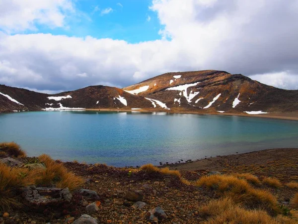 Μια Χαμηλή Γωνία Του Tongariro Θέα Στη Λίμνη Την Άποψη — Φωτογραφία Αρχείου