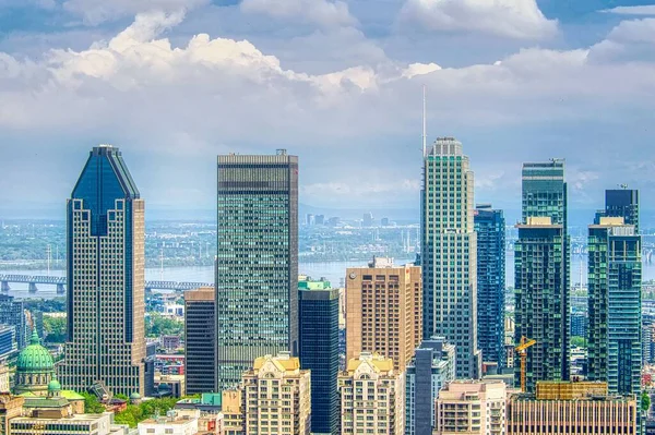 Montreal şehir manzarasının yatay görüntüsü Royal Dağı 'ndan birçok cam gökdelen görünüyor.