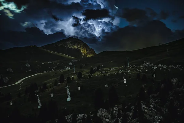 Μια Δραματική Θέα Μιας Καταιγίδας Στους Δολομίτες Της Ιταλίας Νύχτα — Φωτογραφία Αρχείου