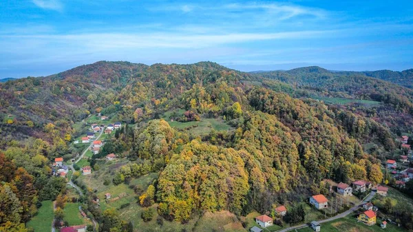 Воздушный Снимок Горной Деревни Окруженной Лесами Осенью — стоковое фото