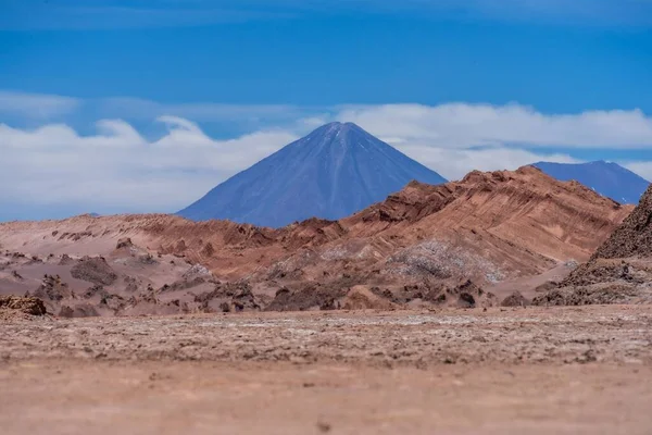 Malowniczy Widok Pustynię Atacama Chile Pod Zachmurzonym Błękitnym Niebem — Zdjęcie stockowe