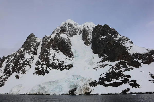 Denizle Karlı Bir Dağ — Stok fotoğraf