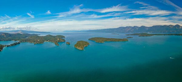 Вид с воздуха на озеро Флатхед и острова в Монтане, США
