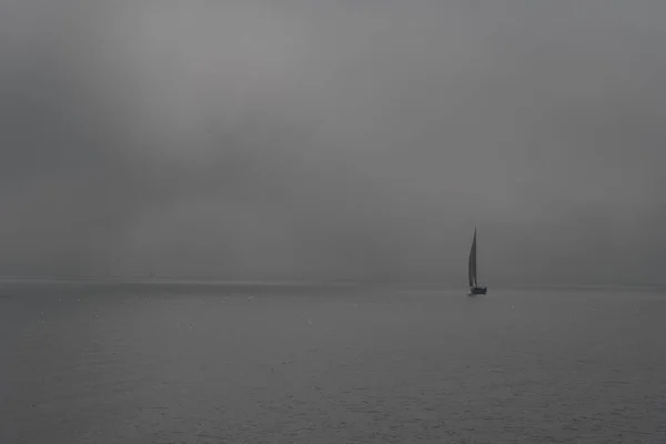 Een Grijs Shot Van Een Zeilboot Zee Een Mistige Dag — Stockfoto