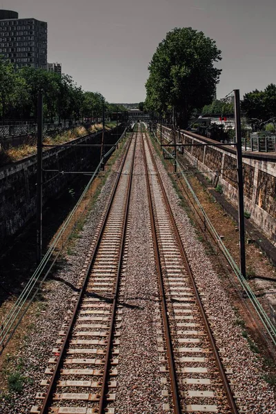 阳光灿烂的日子里 一列空荡荡的火车轨道的垂直镜头 — 图库照片