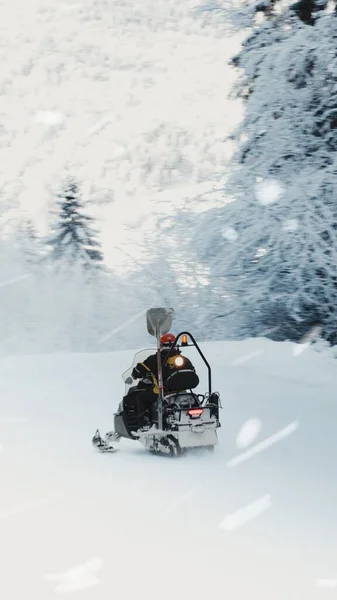 Turista Montando Uma Moto Neve Campo Nevado Durante Inverno — Fotografia de Stock