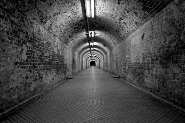 Una Scala Grigi Tunnel Con Vecchi Muri Sporchi Lampade Sulla — Foto Stock