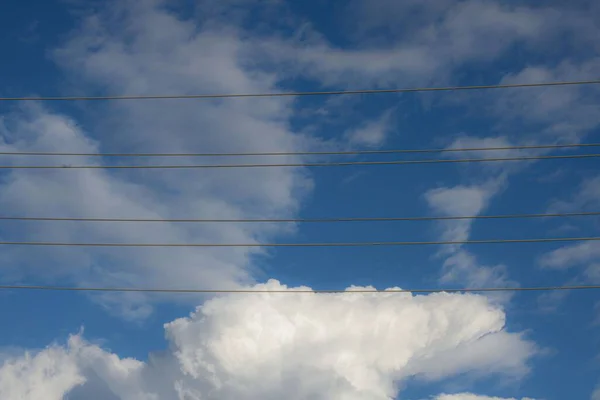 Bulutlu Mavi Gökyüzünde Düşük Açılı Elektrik Telleri — Stok fotoğraf