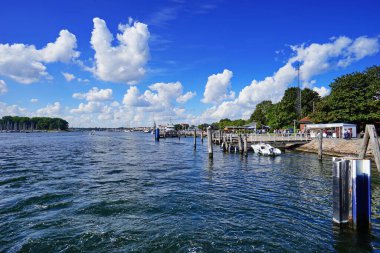 Lubeck 'te sakin Trave nehrinde limandaki güzel bir tekne manzarası.
