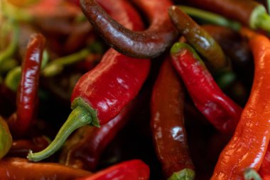 Kırmızı acı biberlerin yakın plan görüntüsü bulanık arka plan