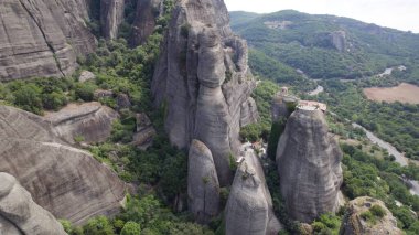 Meteora 'daki Aziz Nicholas Anapafsas manastırının havadan görünüşü