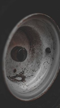 Tekerleğin metalik kenarının dikey yakın çekimi