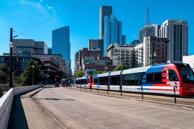 Houston, TX - 30 Ekim 2022 Houston Metro trenleri Houston 'daki ana caddede kuzeye ve güneye gidiyor..