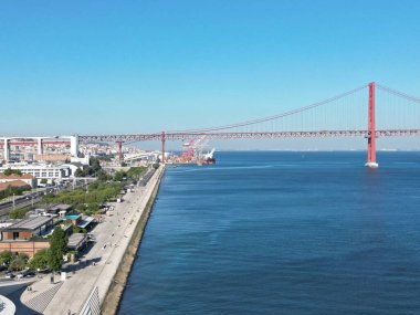 Lizbon 'da bir Ponte 25 de Abril köprüsünün güzel manzarası
