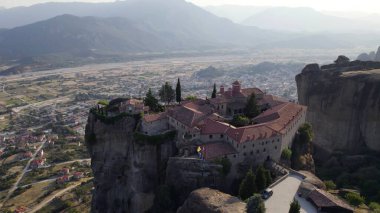 Meteora 'daki Aziz Stephen manastırının havadan görünüşü.