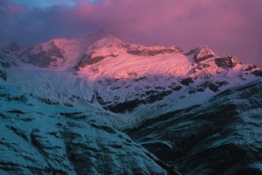 Matterhorn, Alplerdeki en ikonik zirvelerden biridir. Atışlar 2022 'de buz gibi bir kış sabahı yapıldı..