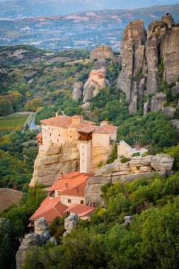 Meteora Kayalıkları 'ndaki tarihi Rousanos Manastırı' nın havadan görünüşü.