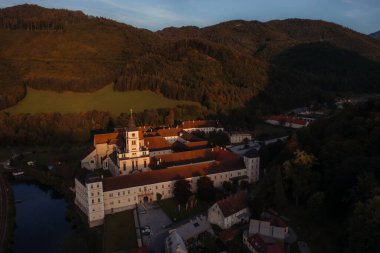 Avusturya 'nın altın saatinde Lilienfeld kasabasındaki bir manastırın insansız hava aracı çekimi.
