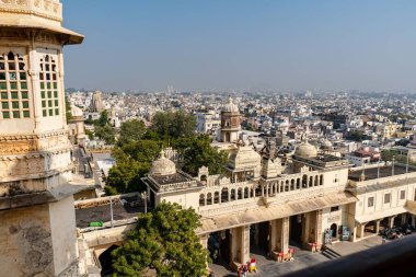 Udaipur, Mewar, Hindistan 'daki Şehir Sarayı' nın girişinin insansız hava aracı görüntüleri.
