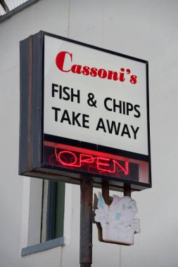 Cassoni 'nin balık ve cipslerinin logosu Bray, County Wicklow, İrlanda' daki restoranı götürdü. Dikey fotoğraf.