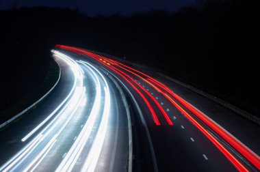 Gece bir otoban yolundaki arabaların hava manzarası.