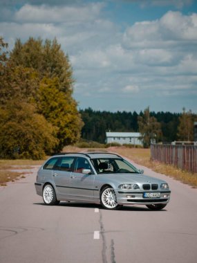 Bir BMW 3 serisinin dikey çekimi yolda E46 model kodu altında belirtilmiştir.