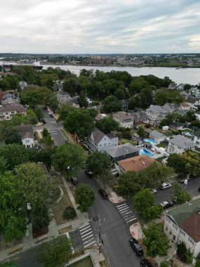 Portland City 'nin Oregon' daki deniz kenarındaki evleri ve caddelerin manzarası.