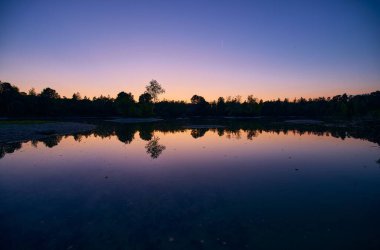 Gün batımında Moos 'daki göl manzarası, Bavyera, Almanya