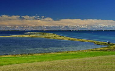Baltık Denizi 'nin önündeki güzel gökyüzü ve Almanya' nın arka planında Fehmarnsund Tüneli 'nin yüksek açılı görüntüsü.
