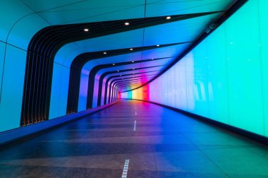 Renkli ışıklarla aydınlatılmış modern bir açık yol tüneli.