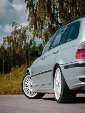 Bir BMW 3 serisinin dikey çekimi yolda E46 model kodu altında belirtilmiştir.