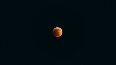 Gece karanlığında ay tutulmasının güzel bir sahnesi.