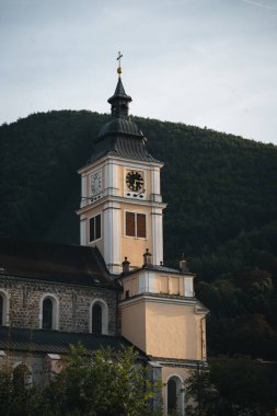 Avusturya 'daki Lilienfeld kasabasındaki bir manastırın saat kulesinin dikey görüntüsü.