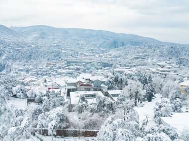 Lushan Dağı, uçurumları, bulutlar ve şelaleler denizi ile ünlüdür ve bu dağ manzarayı, dini, eğitimi ve kültürünü birleştirir..