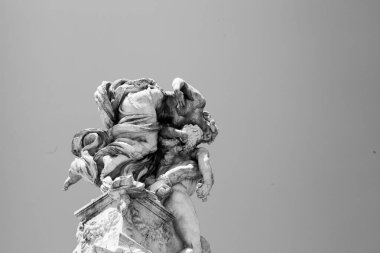 İtalya, Roma 'daki tarihi Kurban Heykeli' nin gri tonlu bir görüntüsü.