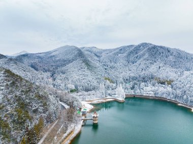 Lushan Dağı, uçurumları, bulutlar ve şelaleler denizi ile ünlüdür ve bu dağ manzarayı, dini, eğitimi ve kültürünü birleştirir..