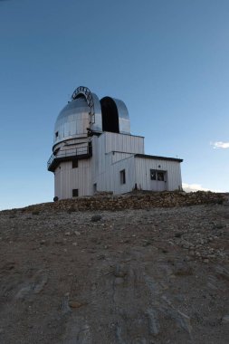 Hanle, Hindistan 'daki dağların yakınındaki gözlemevlerinin dikey görüntüsü.