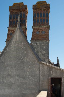 Nantes Fransa 'daki Brittany Dükleri' nin çatısındaki iki kulenin dikey görüntüsü.