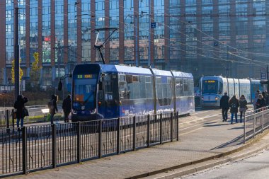 Şehir merkezinden geçen tramvay.