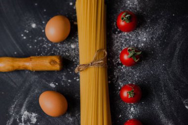 Güzel dekore edilmiş domatesler ve siyah yumurtalarla hazırlanmış çiğ makarna yakın plan.