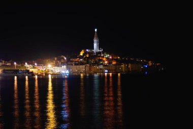 Rovinj kent ışıklarının Hırvatistan 'da denizin yüzeyine yansıdığı Istria yarımadası