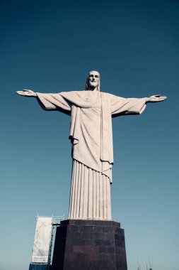 Rio de Janeiro, Brezilya 'daki Kurtarıcı heykelinin mavi arka planda dikey bir görüntüsü.