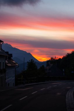 Gün batımında Avusturya Alplerinde küçük bir yolun dikey çekimi