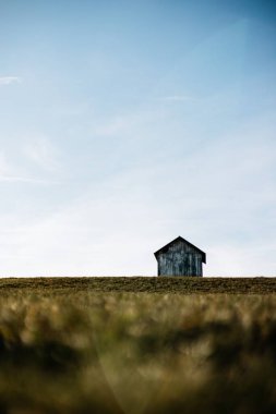 Tarlada güzel bir ev manzarası