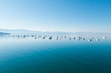 Tahoe Gölü 'nün şeffaf sularındaki tekneler Amerika' da açık mavi bir gökyüzünün altında..