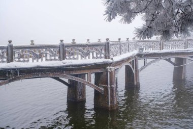 Lushan Dağı, uçurumları, bulutlar ve şelaleler denizi ile ünlüdür ve bu dağ manzarayı, dini, eğitimi ve kültürünü birleştirir..