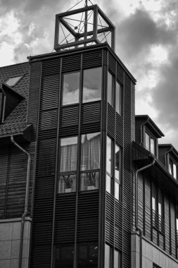 Siyah beyaz bir bina cephesi