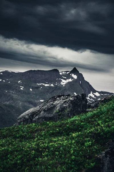 ノルウェー北部の岩の多い山の上の嵐の空の垂直ショット — ストック写真